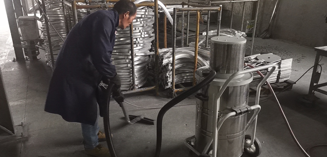 江(jiāng)蘇泰州某鋁製品加工廠使用我(wǒ)司氣動防爆吸塵器(qì)