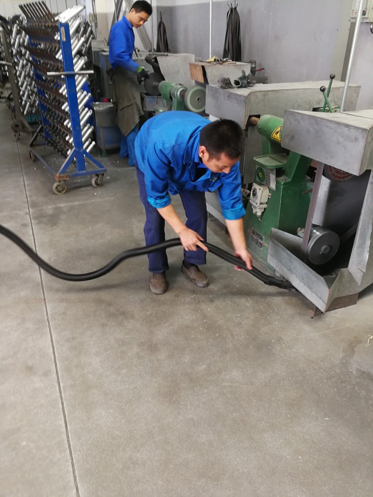 江都某五金加工廠使(shǐ)用我公司EX80氣動防爆(bào)吸塵器